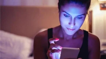 دراسة تكشف تأثير ضوء الهاتف على الشيخوخة المبكرة